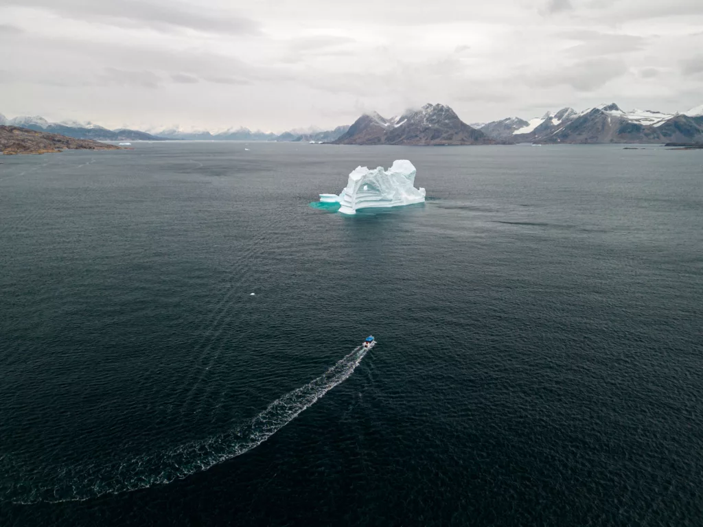 boat_arcticdream_iceberg_fjord_chriskonig