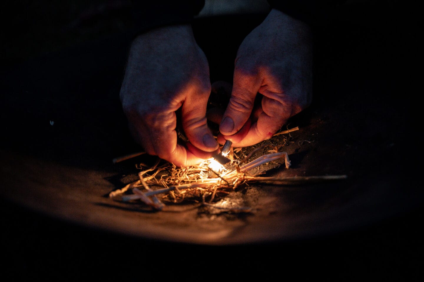 vuur maken closeup handen